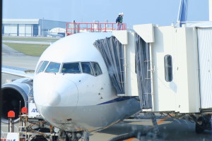 那覇空港では、搭乗予定の飛行機が被雷のための機材整備で出発が遅れてしまいました。