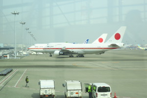 羽田空港に到着後、到着ゲートから見えた政府専用機です。なかなかお目にかかれない機体です。