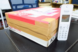 昨日も、お客様から資料が届きました！段ボールに目一杯資料が入っております！