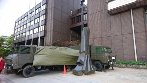 熊本市役所には自衛隊の車両が停まっておりました。