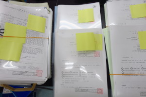 通常、建設業許可申請では、一度に複数のお客様の申請を持参いたします。建設業許可専門に行っているので、毎週審査窓口に行けることも専門家としての強みのひとつです。