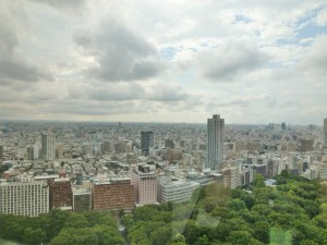 東京都庁の２４階から。晴れたり曇ったり雨が降ったり。不安定な天気が続きますね。