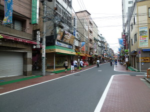 巣鴨地蔵通り商店街。台風のため閉まっているお店が多く、訪れる人もまばらでした。