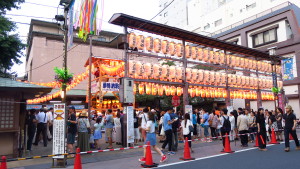 昨日、気分転換に歩いていると東京本店近くのとげぬき地蔵において盆踊り大会が開催されておりました。いくつになっても祭りの雰囲気にワクワクします！