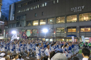 たくさんの参加者が踊り続けます！