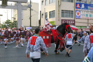 熊本県の例大祭（馬追い祭り）です。街中を３５団体かそれぞれの飾り馬とともに練り歩きます！