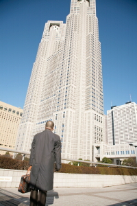 山内は役所の建設業課に向かった。
